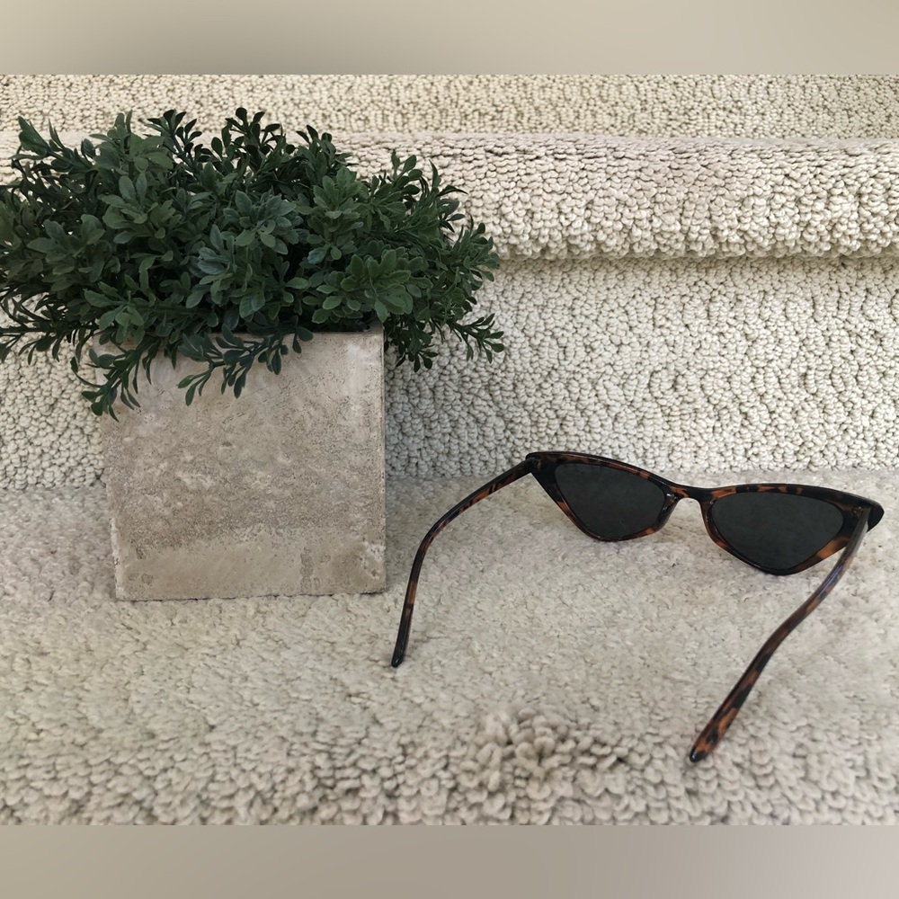 🕶️ Women’s Tortoise Shell Brown Color Cat-Eye Sunglasses. - Picture 14 of 14